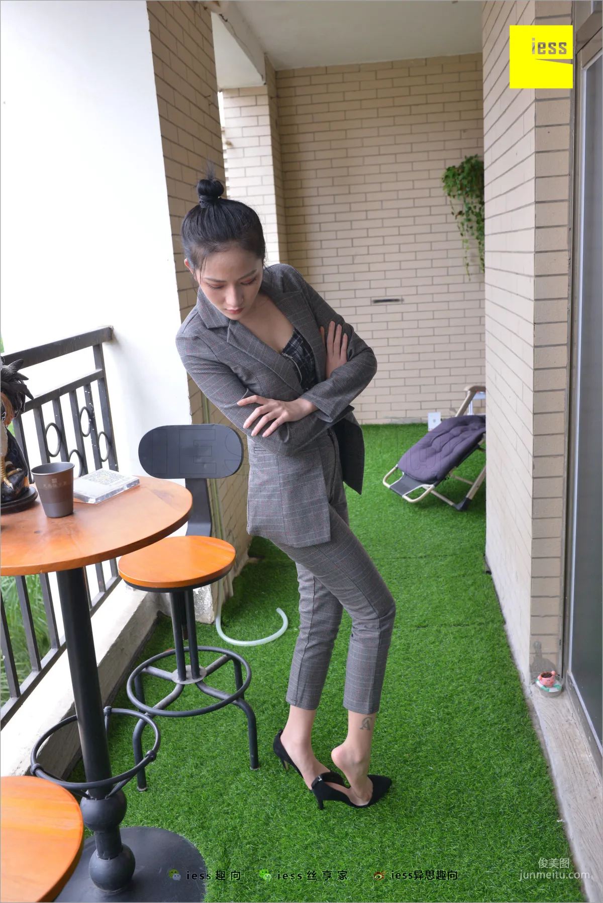 Xiao Xiao, Short Stockings, Long Pants and the Workplace [IESS] Silk Feet Bento 241 Photo Set photo 80