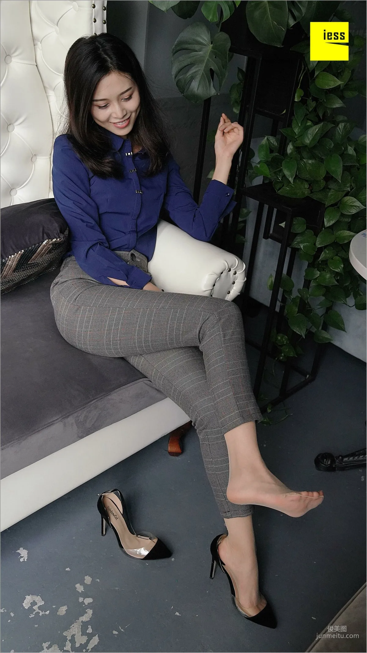 Qiu Zhuguan, Qiu Zhuguan in Long Pants [IESS] Silk Feet Bento 261 Photo Set photo 31