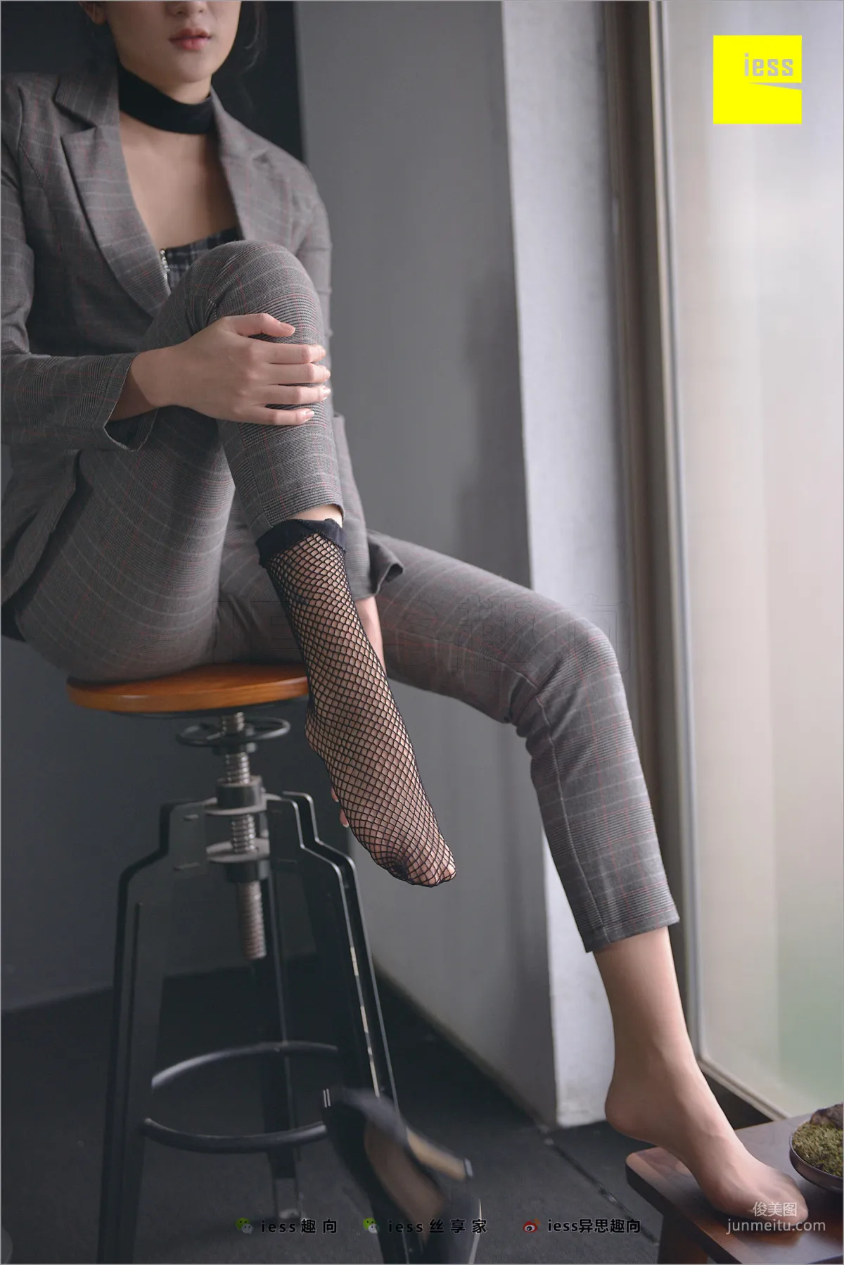 Xiao Xiao, Short Stockings, Long Pants and the Workplace [IESS] Silk Feet Bento 241 Photo Set photo 33
