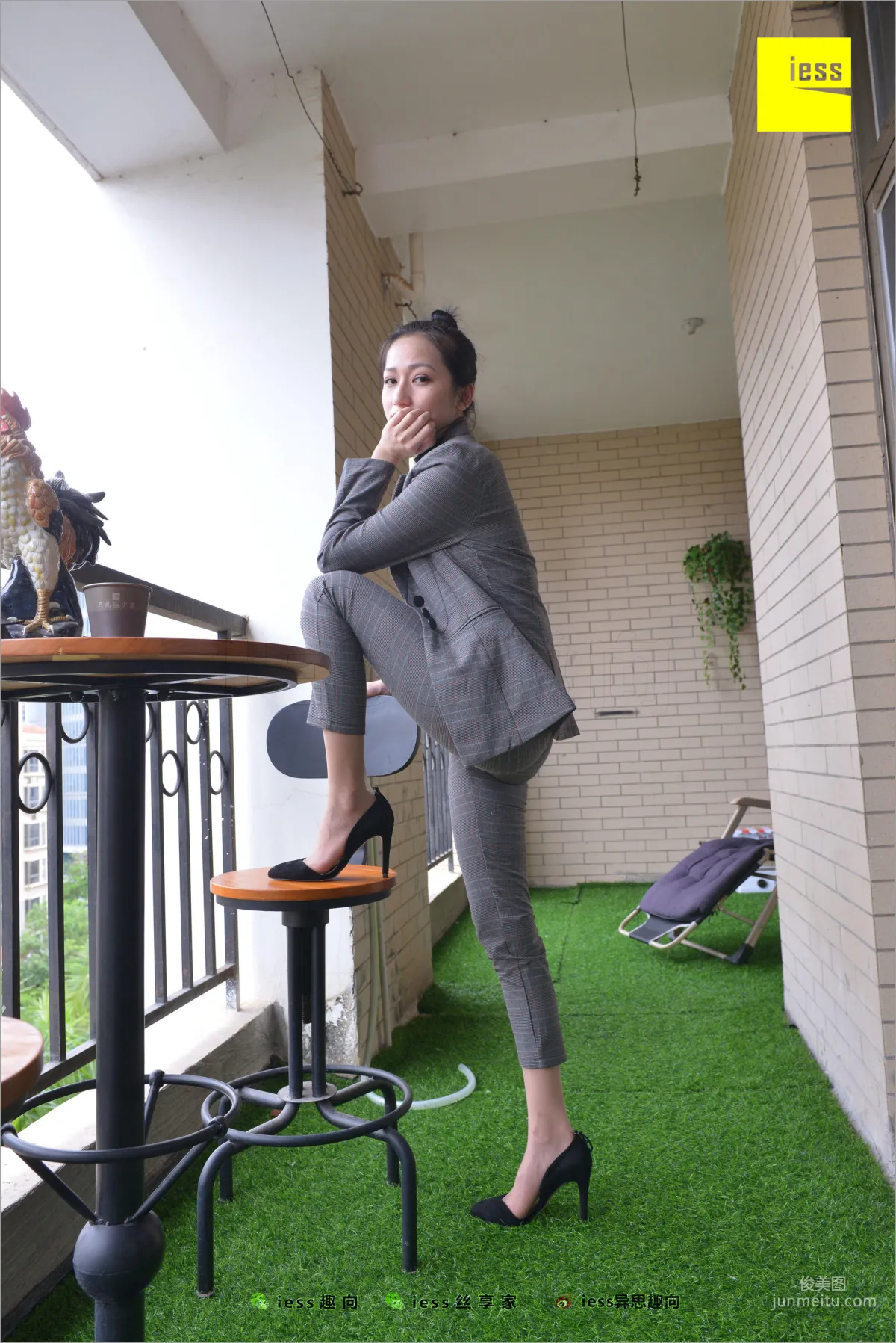 Xiao Xiao, Short Stockings, Long Pants and the Workplace [IESS] Silk Feet Bento 241 Photo Set photo 82
