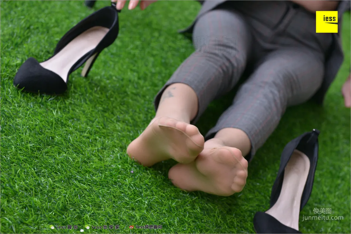 Xiao Xiao, Short Stockings, Long Pants and the Workplace [IESS] Silk Feet Bento 241 Photo Set photo 93