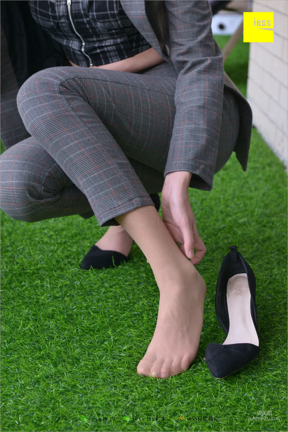 Xiao Xiao, Short Stockings, Long Pants and the Workplace [IESS] Silk Feet Bento 241 Photo Set photo 91