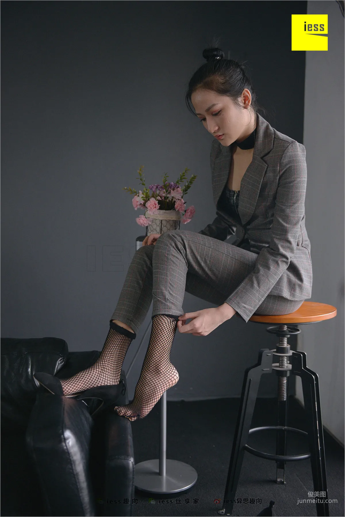 Xiao Xiao, Short Stockings, Long Pants and the Workplace [IESS] Silk Feet Bento 241 Photo Set photo 24