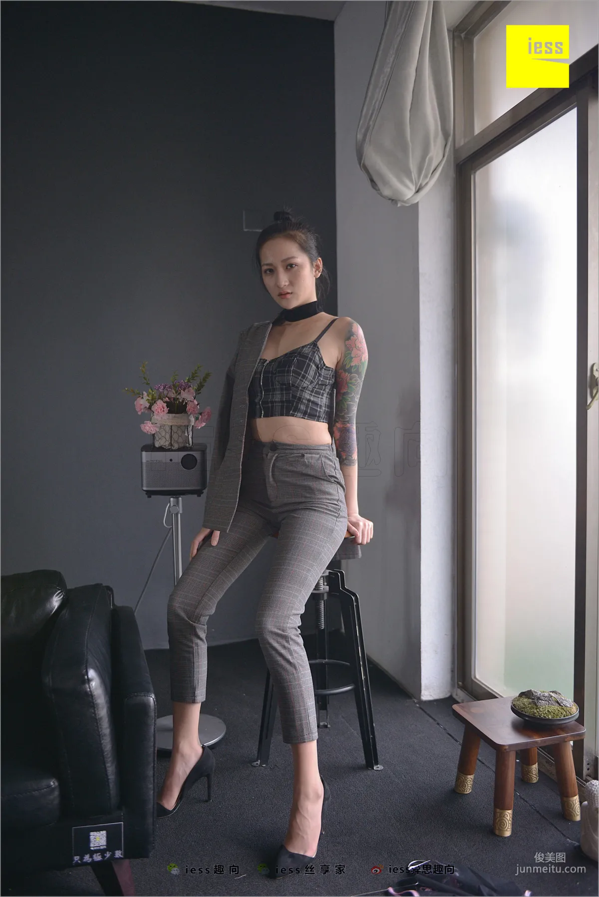 Xiao Xiao, Short Stockings, Long Pants and the Workplace [IESS] Silk Feet Bento 241 Photo Set photo 3
