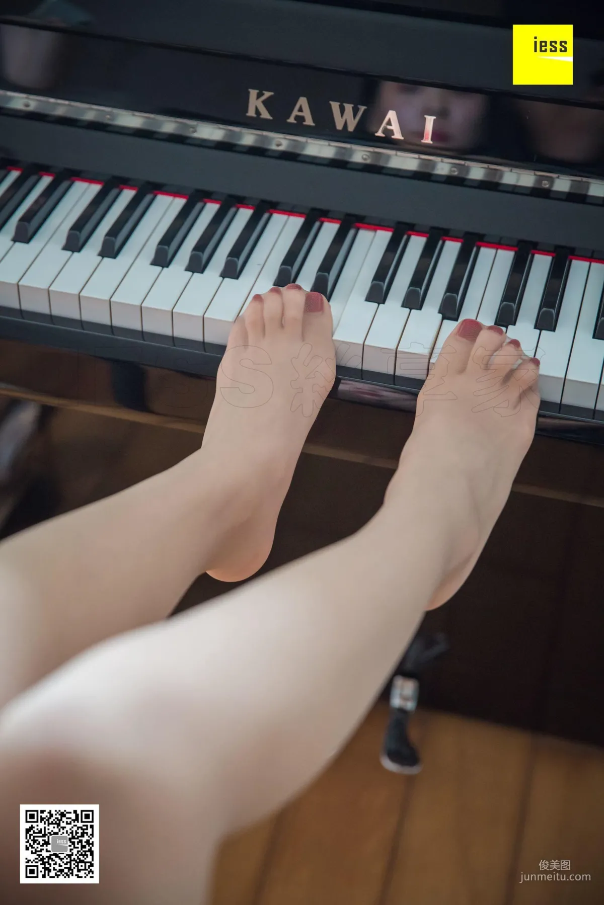 Qi Qi, Beautiful Feet on Black and White Keys [IESS] Silk Enjoyer 279 Photo Set photo 49