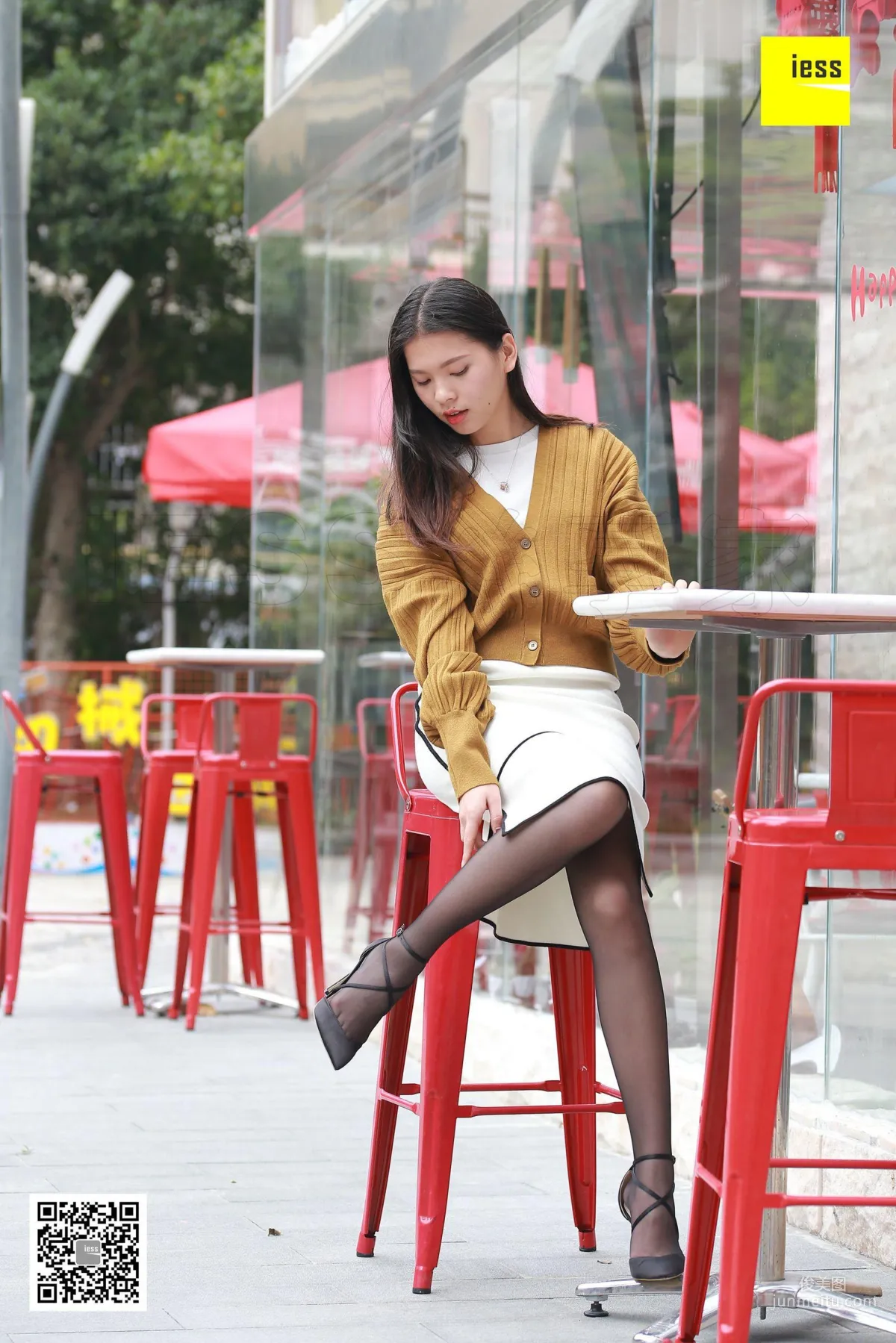 Qi Qi, The Black Stockings Beauty Waiting Alone [IESS] Silk Enjoyer 285 Photo Set photo 34