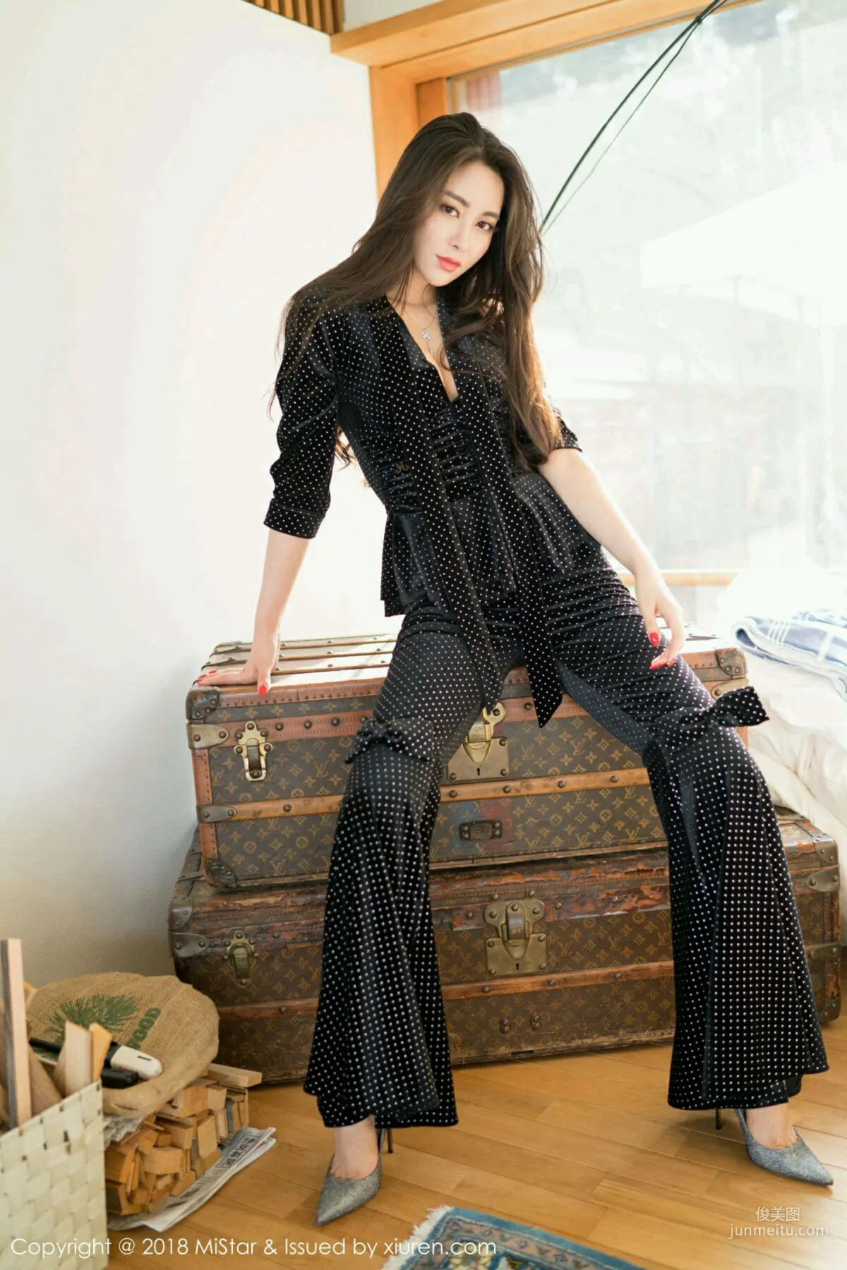 Sexy Goddess @Mu Feifei, Black Silk Stockings and Beautiful Legs [MiStar] Vol.234 Photo Set photo 30