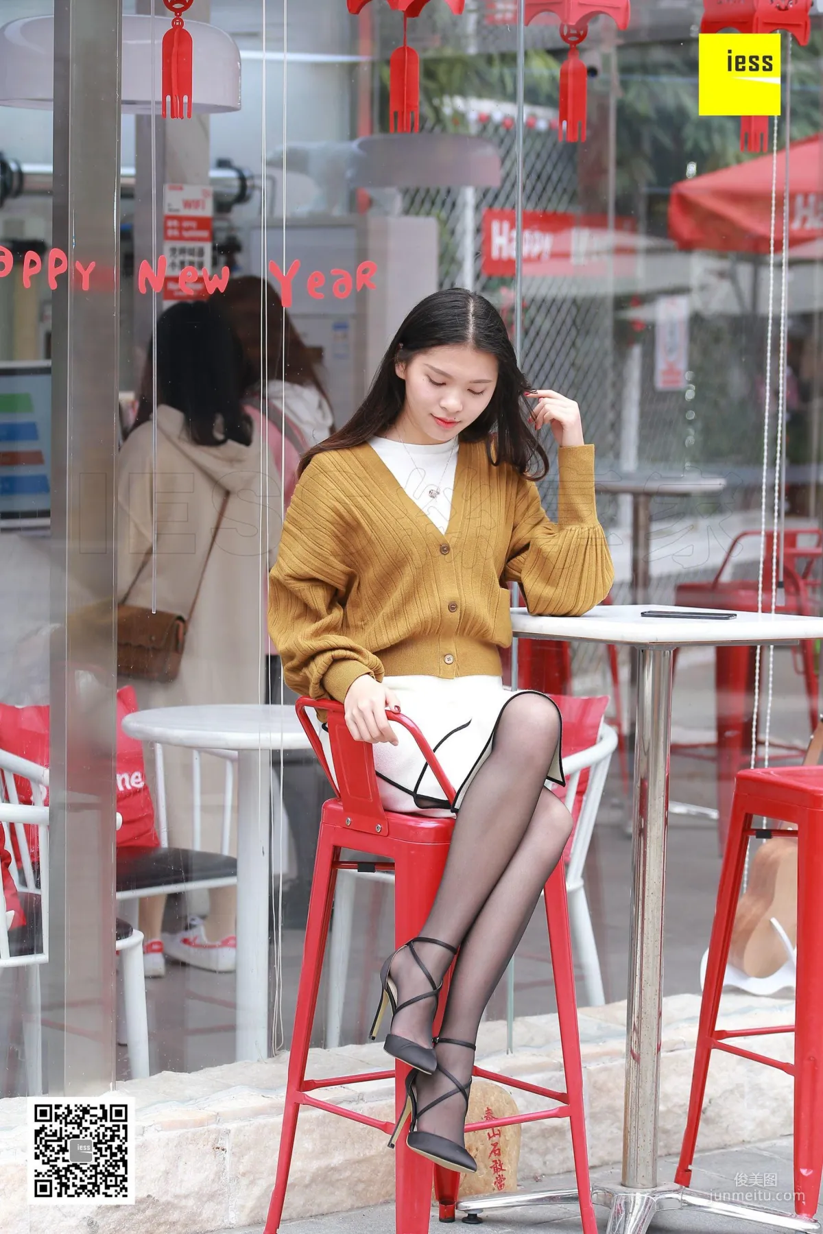 七七 《独自等人的黑丝美女》[异思趣向IESS] 丝享家285 写真集1