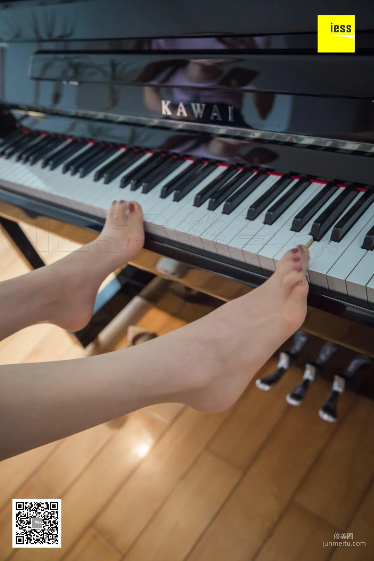 Qi Qi, Beautiful Feet on Black and White Keys [IESS] Silk Enjoyer 279 Photo Set photo 57