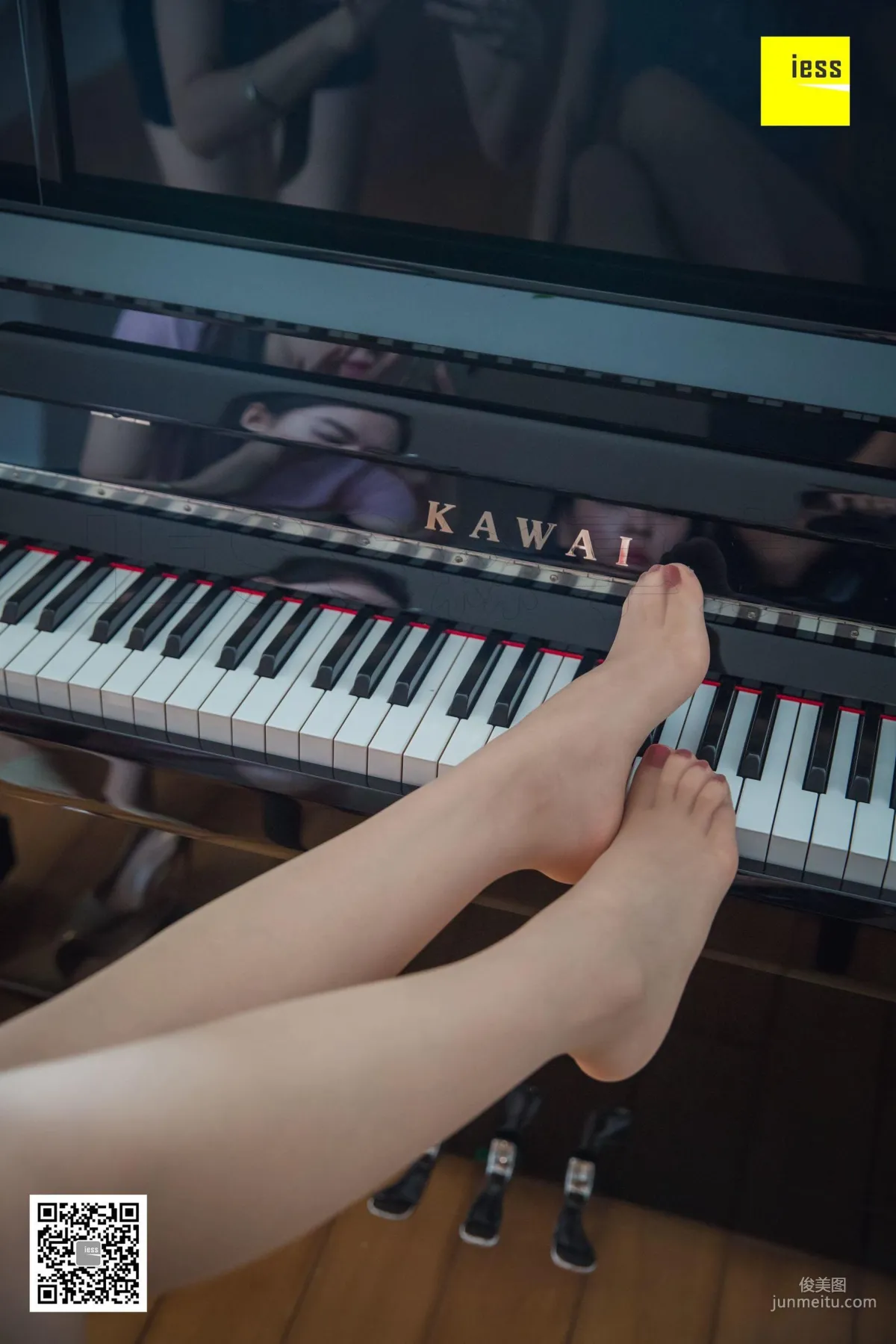 Qi Qi, Beautiful Feet on Black and White Keys [IESS] Silk Enjoyer 279 Photo Set photo 48