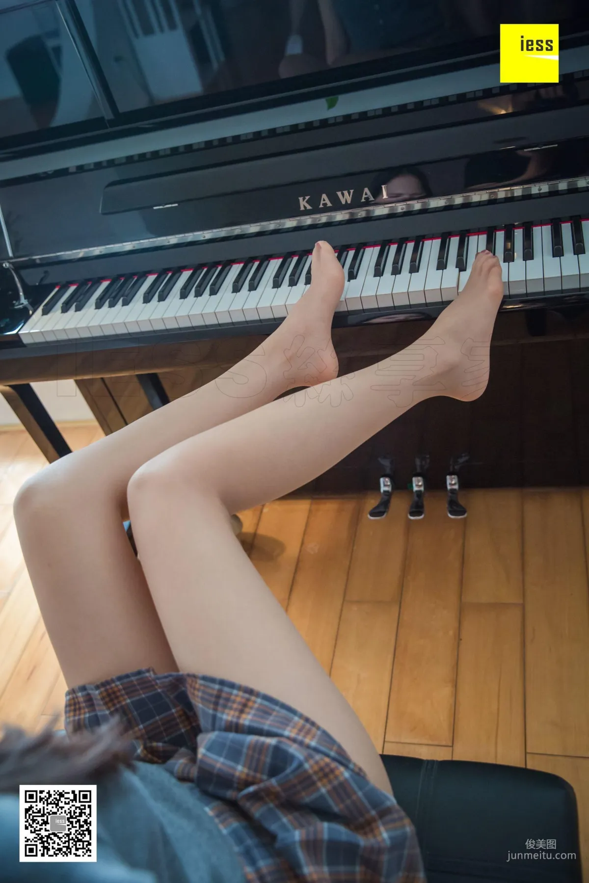 Qi Qi, Beautiful Feet on Black and White Keys [IESS] Silk Enjoyer 279 Photo Set photo 52