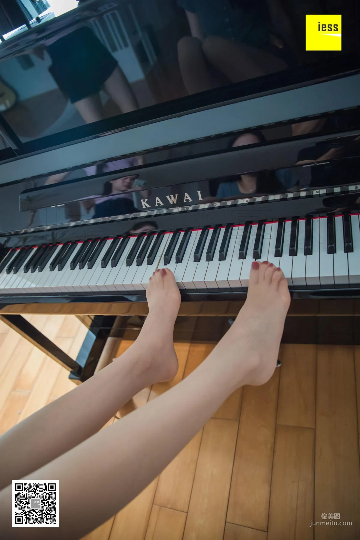 Qi Qi, Beautiful Feet on Black and White Keys [IESS] Silk Enjoyer 279 Photo Set photo 50