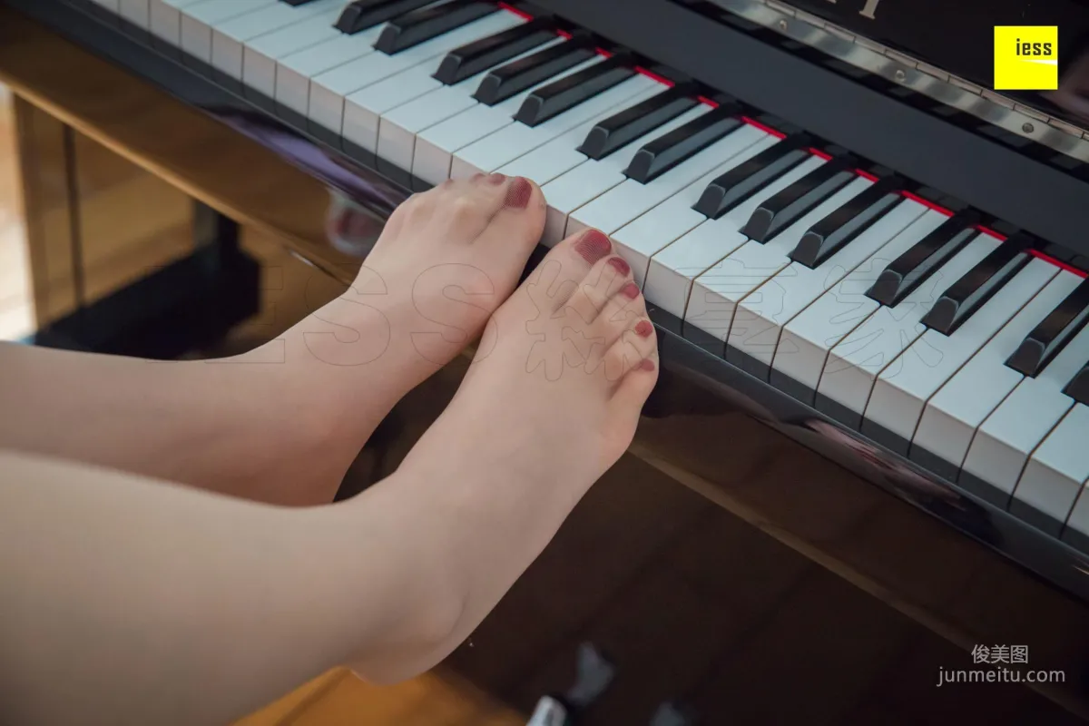 Qi Qi, Beautiful Feet on Black and White Keys [IESS] Silk Enjoyer 279 Photo Set photo 54