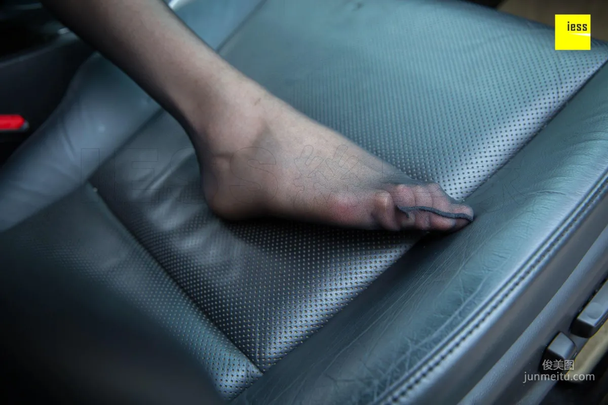 Xiao Yu 《Playing with Black Stockings in a Sports Car》 [IESS] Silk Enjoyer 273 Photo Set photo 57