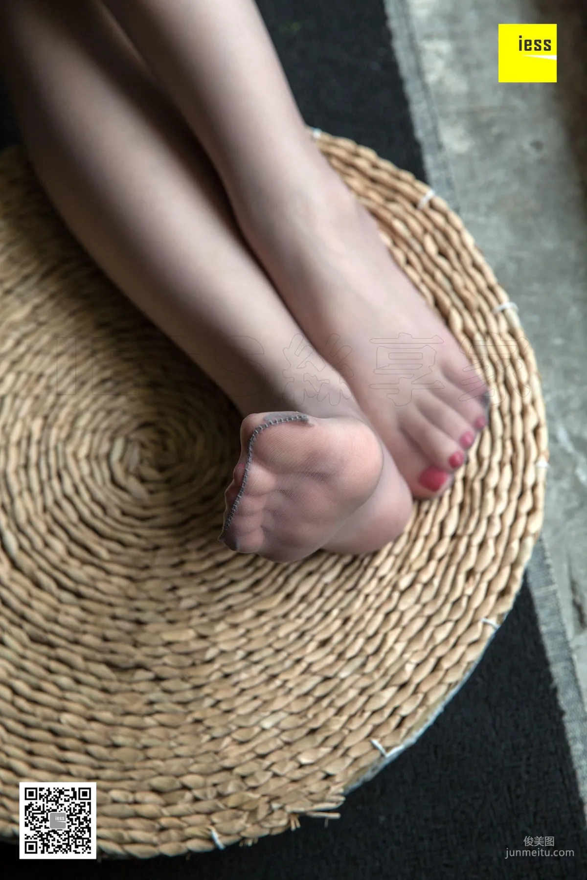 Ming Lijie Foot Model Sister Plays with Gray Stockings [IESS] Silk Enjoyer 266 Photo Set photo 61