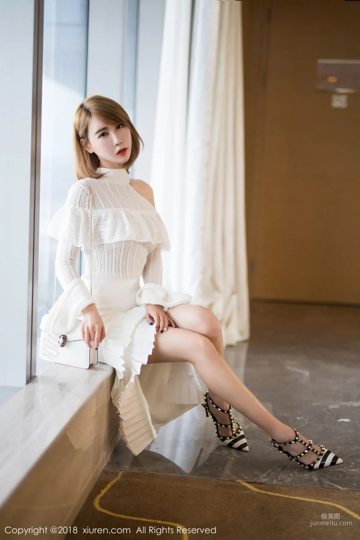 Chutian Olivia 'Breasts and Legs Series' [XiuRen] No.1121 Photo Set photo 14