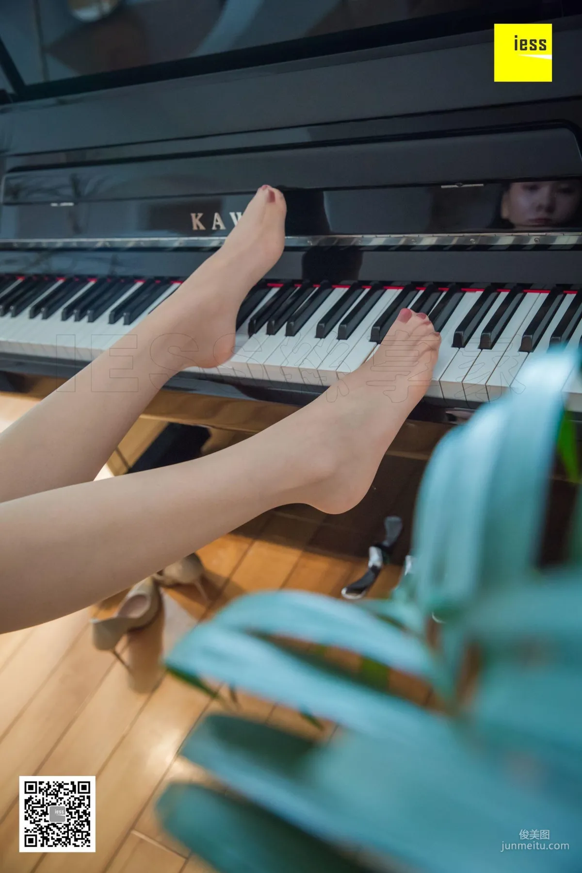 Qi Qi, Beautiful Feet on Black and White Keys [IESS] Silk Enjoyer 279 Photo Set photo 61