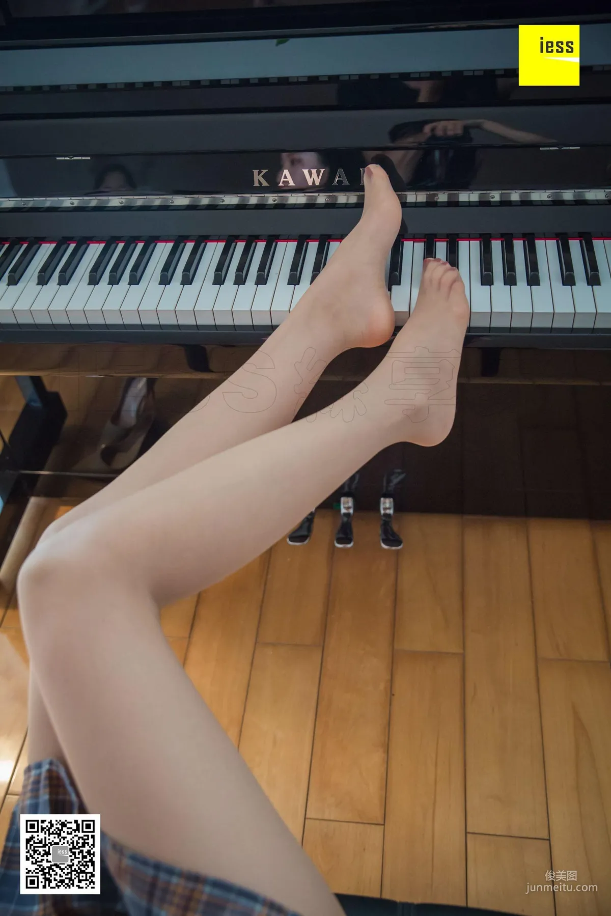 Qi Qi, Beautiful Feet on Black and White Keys [IESS] Silk Enjoyer 279 Photo Set photo 47