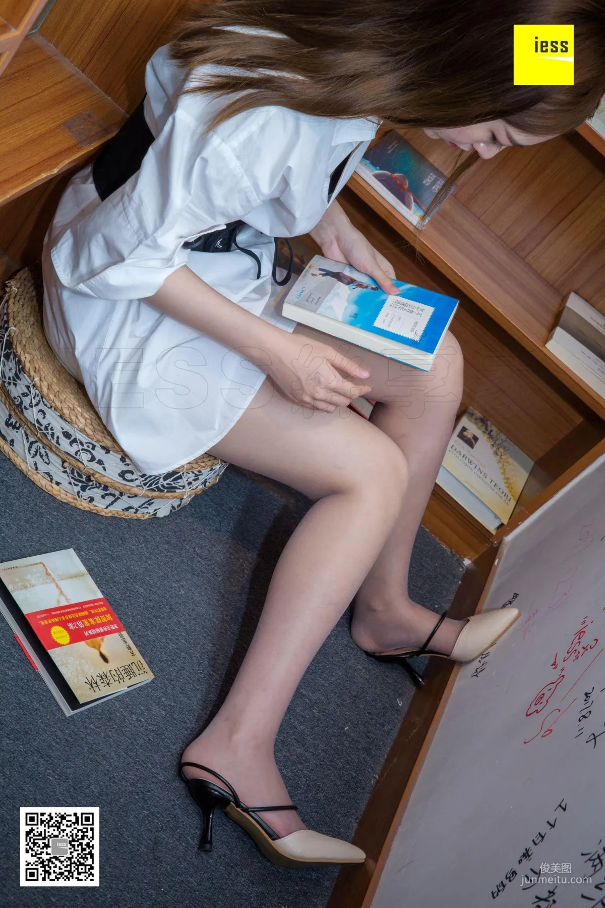 Zi Zi, Zi Zi Invites You to Read Books and Admire Stockings [IESS] Silk Enjoyer 278 Photo Set photo 28