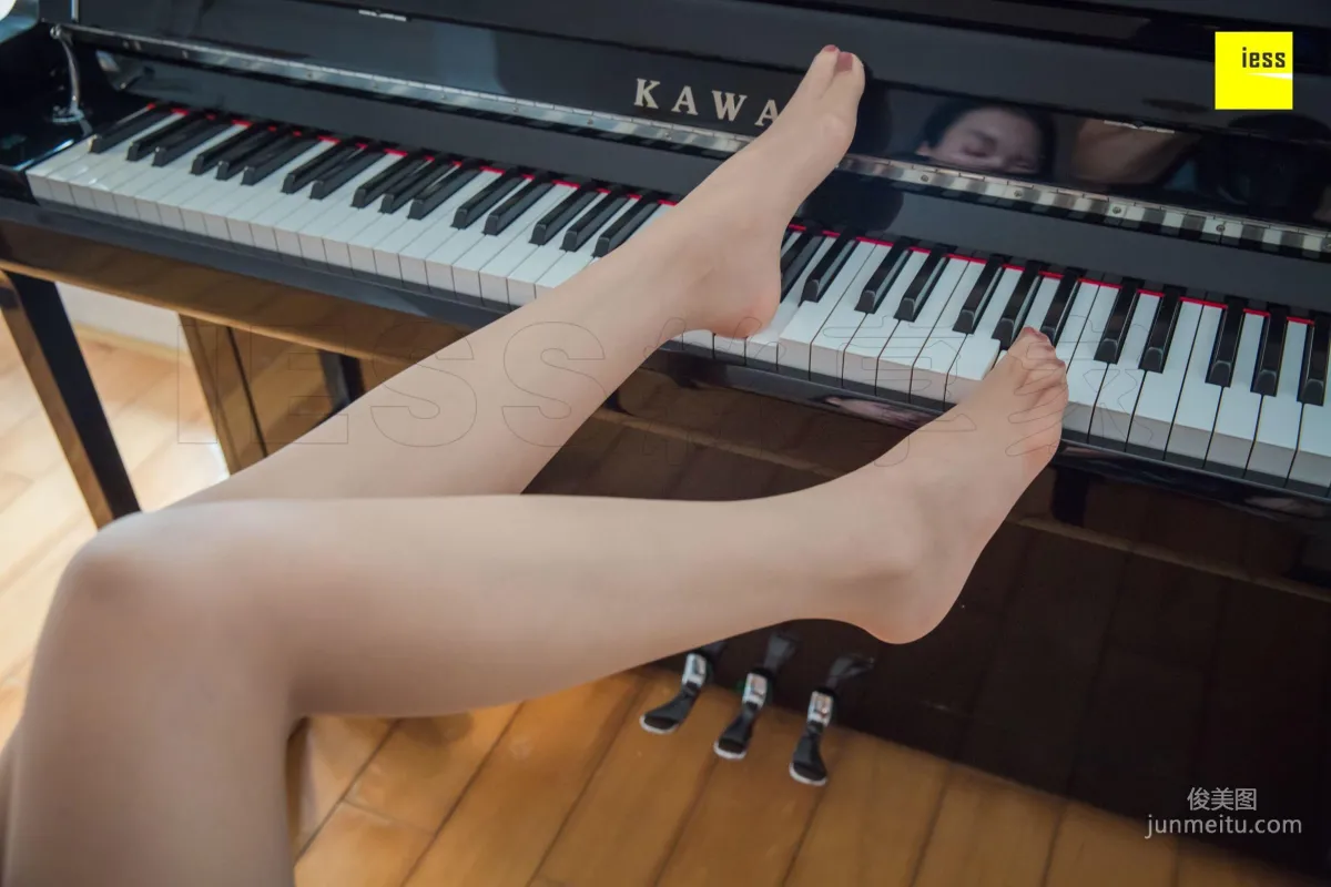 Qi Qi, Beautiful Feet on Black and White Keys [IESS] Silk Enjoyer 279 Photo Set photo 59
