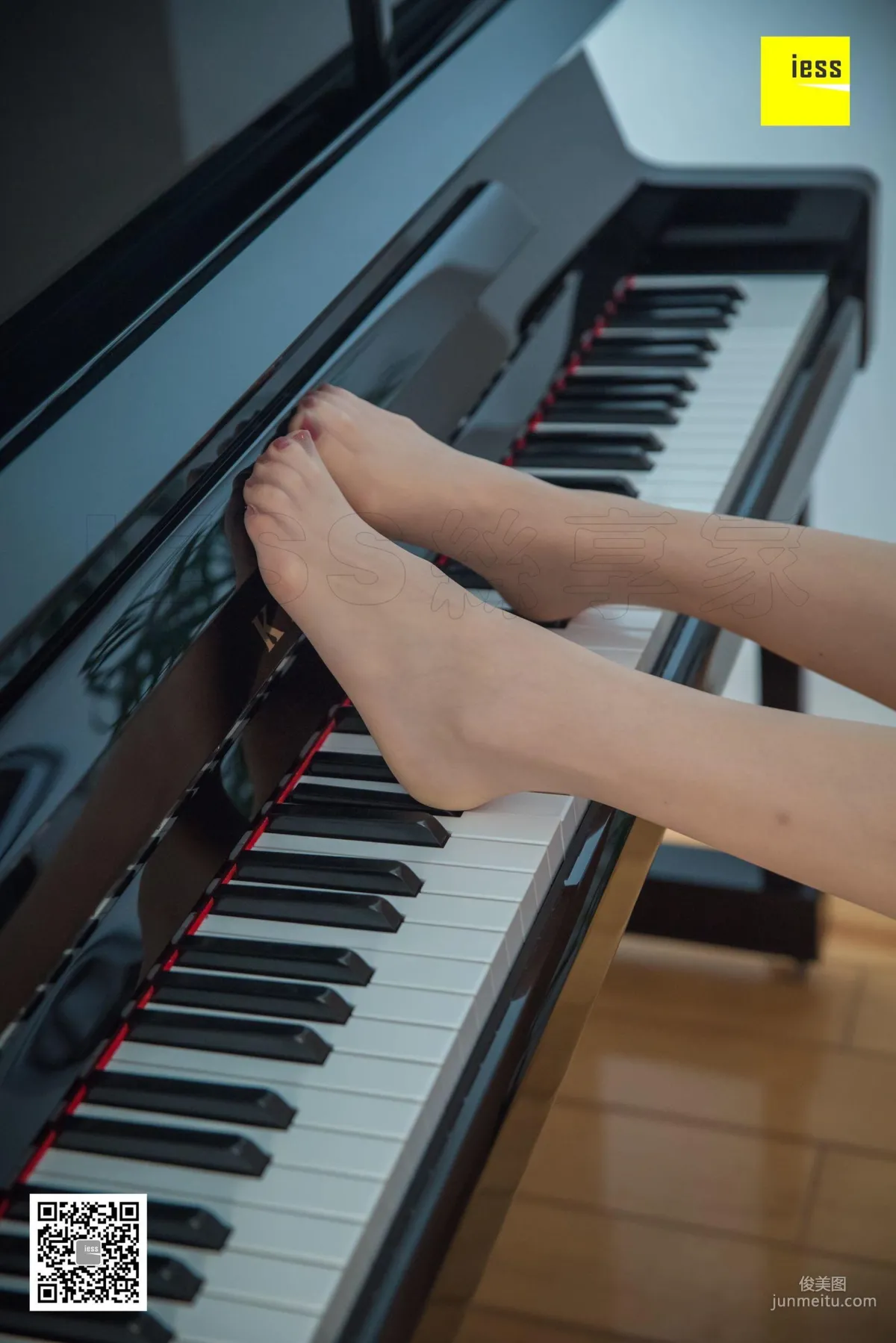 Qi Qi, Beautiful Feet on Black and White Keys [IESS] Silk Enjoyer 279 Photo Set photo 44