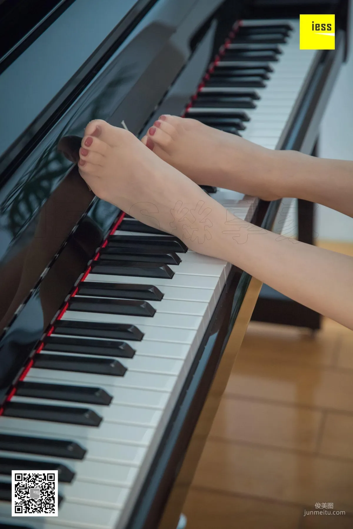 Qi Qi, Beautiful Feet on Black and White Keys [IESS] Silk Enjoyer 279 Photo Set photo 46
