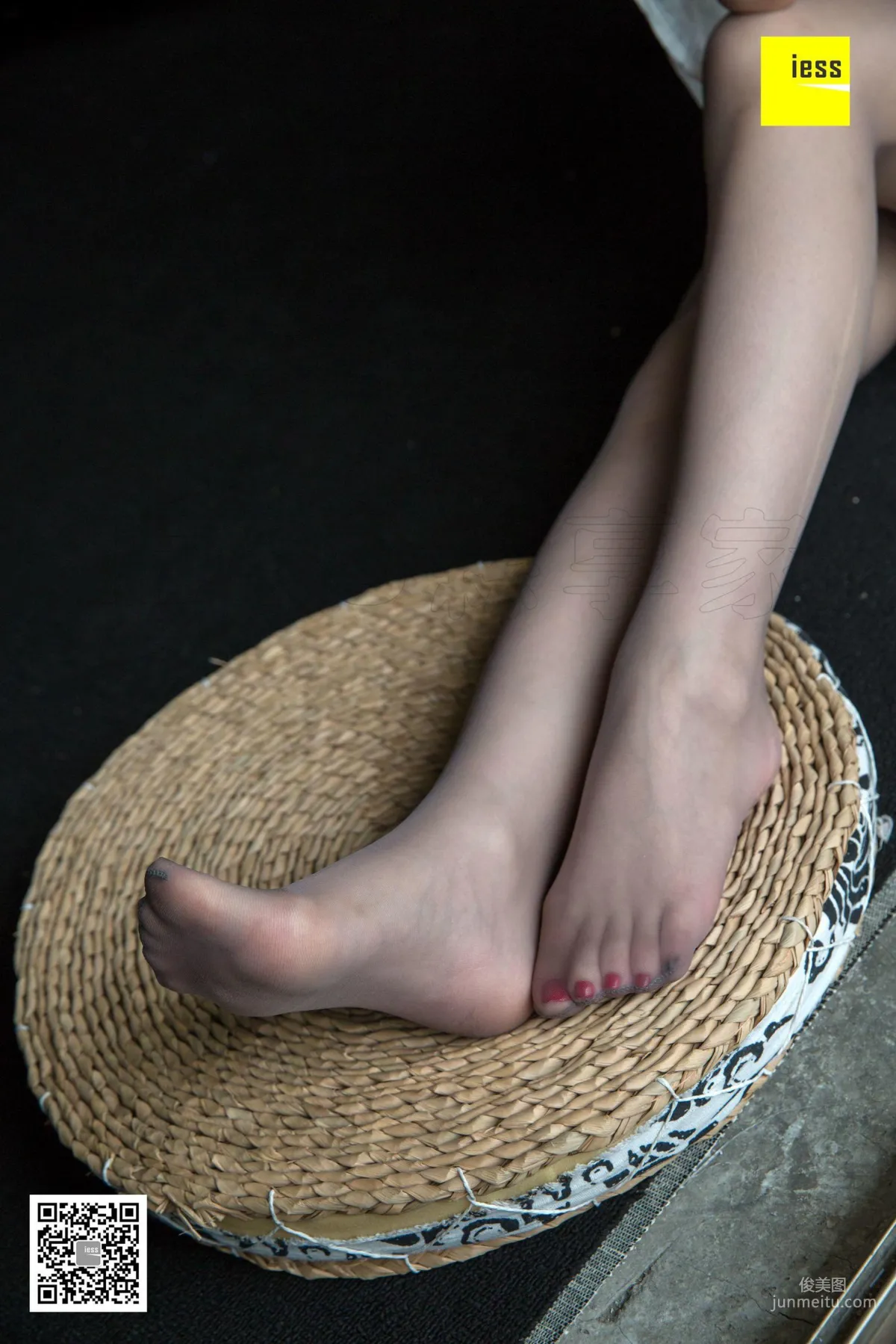 Ming Lijie Foot Model Sister Plays with Gray Stockings [IESS] Silk Enjoyer 266 Photo Set photo 55