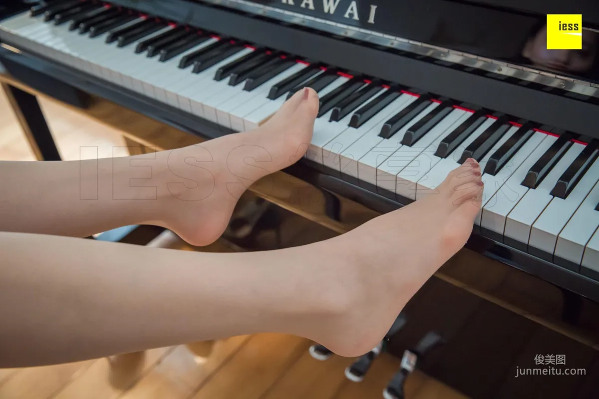Qi Qi, Beautiful Feet on Black and White Keys [IESS] Silk Enjoyer 279 Photo Set photo 58