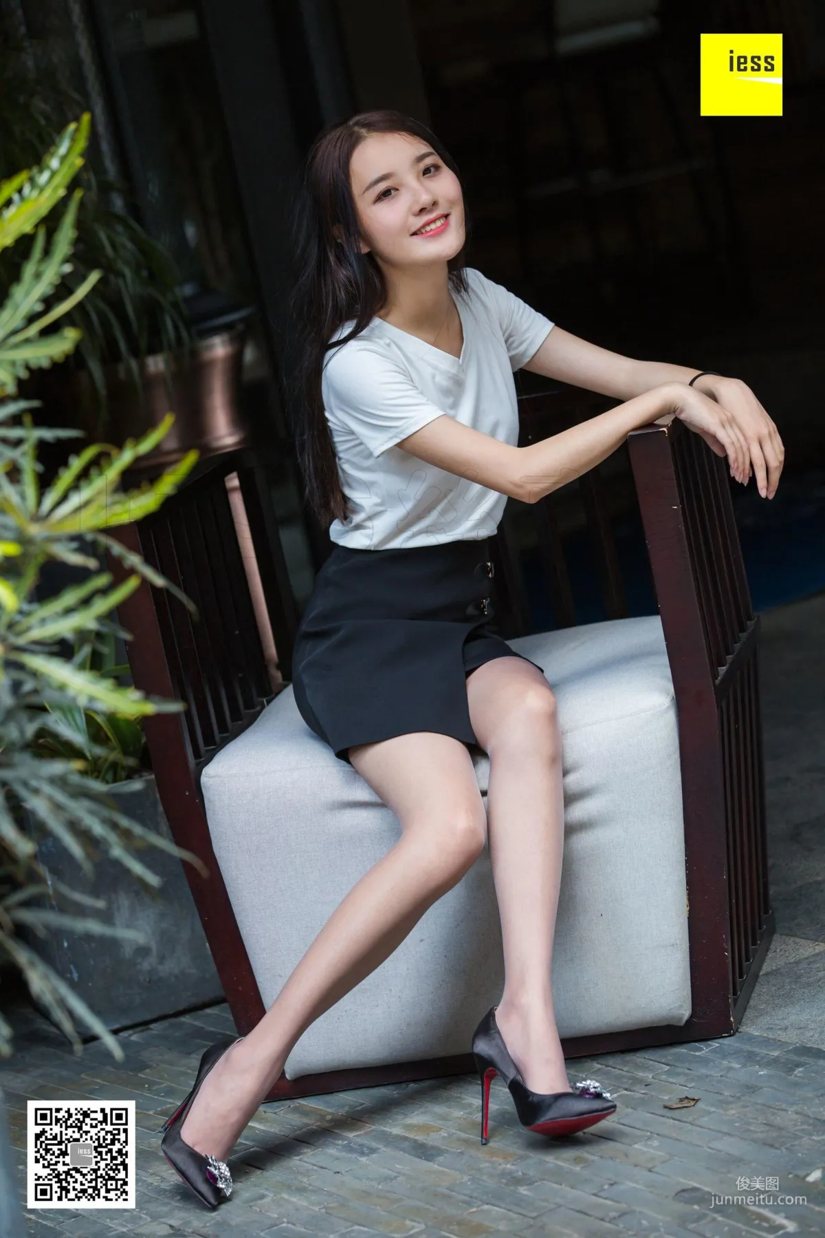 婉萍 《婉萍知性超高跟灰丝》[异思趣向IESS] 丝享家276 写真集1