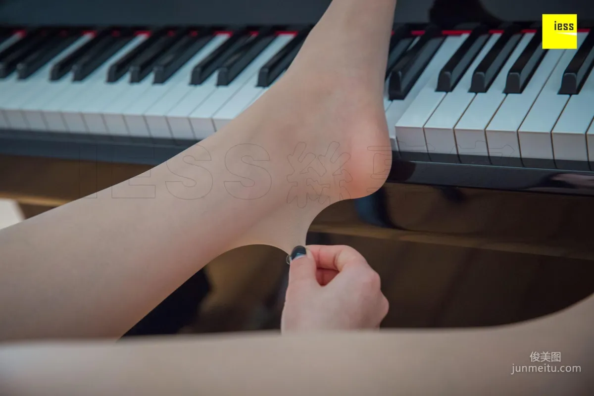 Qi Qi, Beautiful Feet on Black and White Keys [IESS] Silk Enjoyer 279 Photo Set photo 65