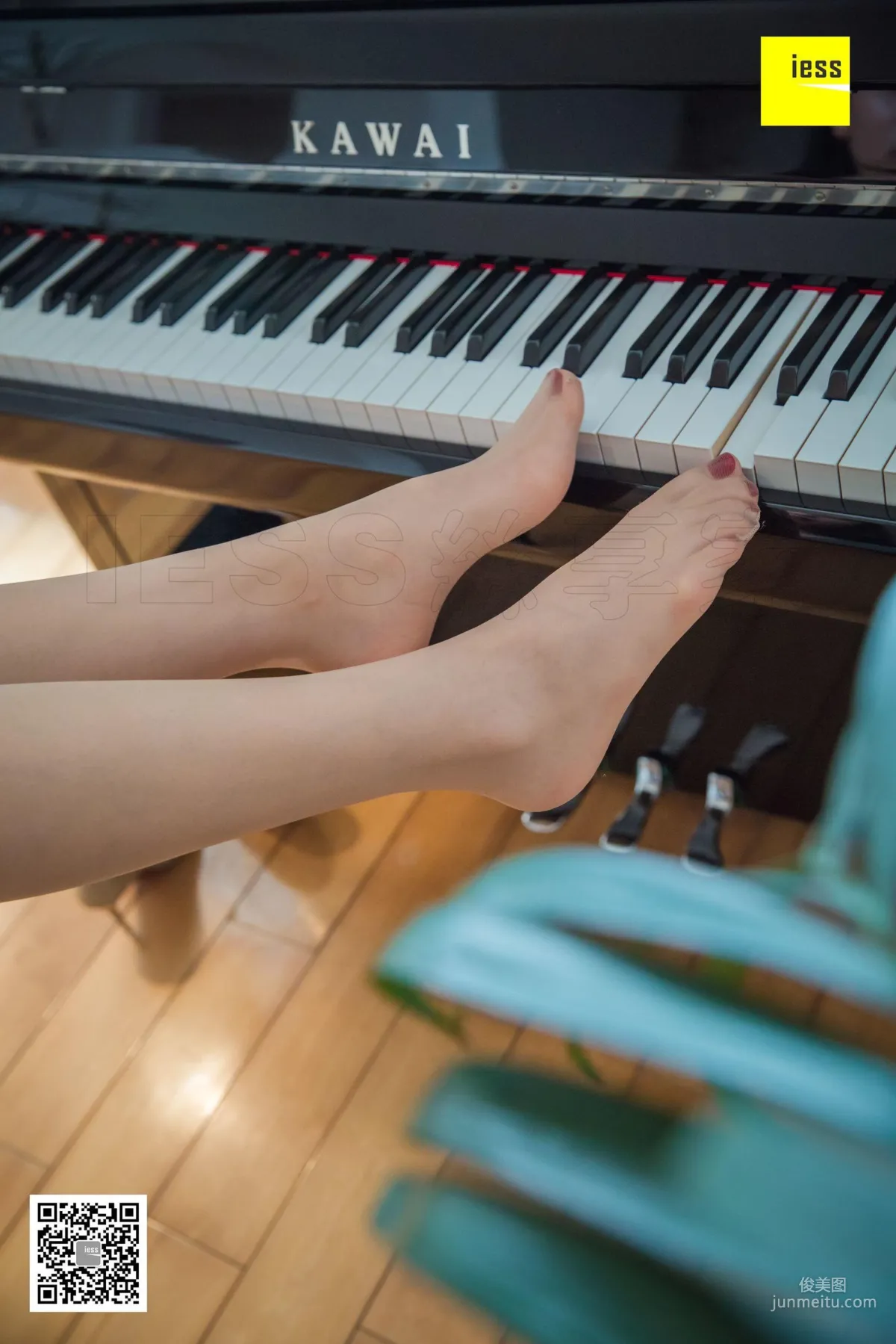 Qi Qi, Beautiful Feet on Black and White Keys [IESS] Silk Enjoyer 279 Photo Set photo 63