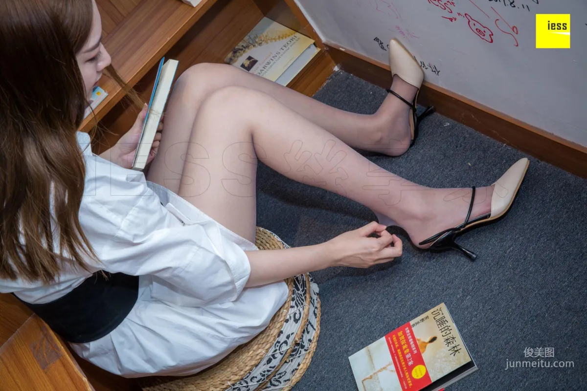 Zi Zi, Zi Zi Invites You to Read Books and Admire Stockings [IESS] Silk Enjoyer 278 Photo Set photo 27