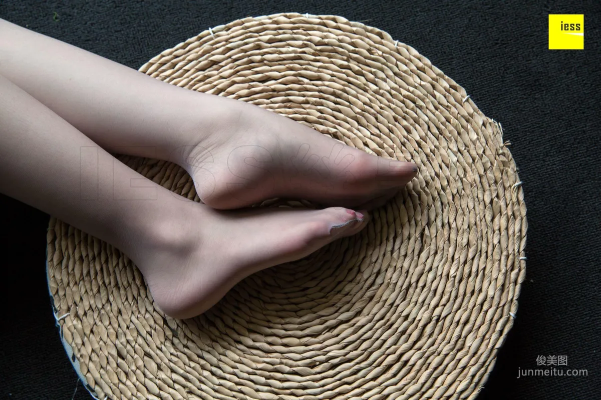 Ming Lijie Foot Model Sister Plays with Gray Stockings [IESS] Silk Enjoyer 266 Photo Set photo 40