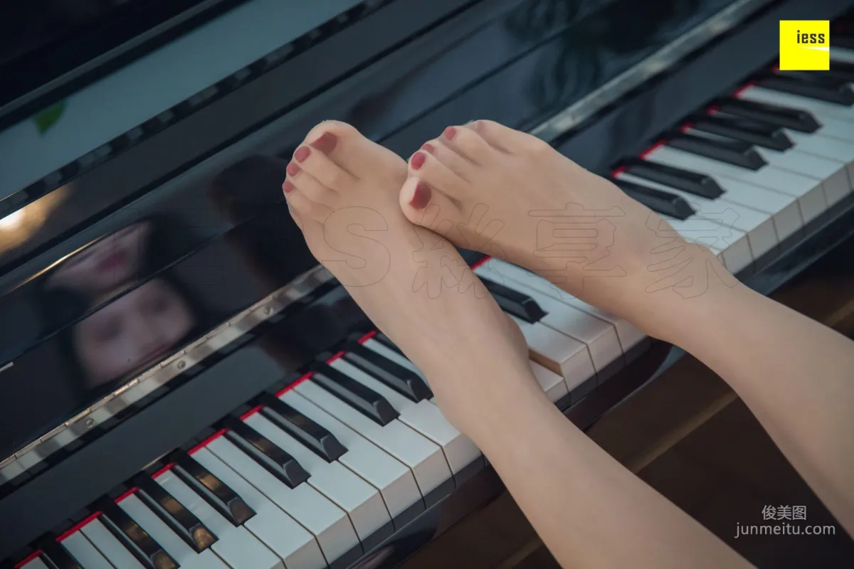 Qi Qi, Beautiful Feet on Black and White Keys [IESS] Silk Enjoyer 279 Photo Set photo 42