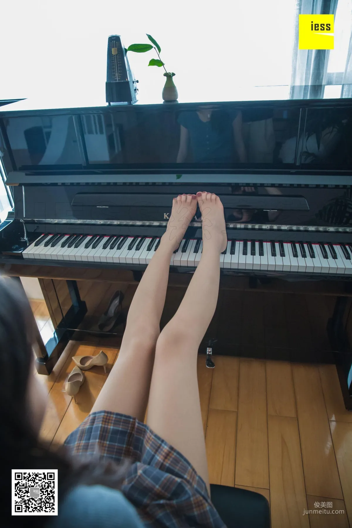 Qi Qi, Beautiful Feet on Black and White Keys [IESS] Silk Enjoyer 279 Photo Set photo 53