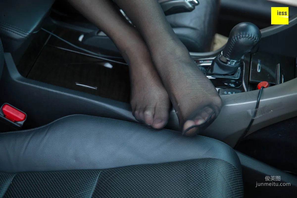 Xiao Yu 《Playing with Black Stockings in a Sports Car》 [IESS] Silk Enjoyer 273 Photo Set photo 60