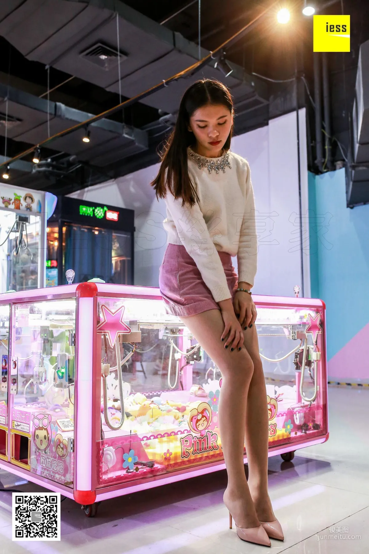 Qi Qi The Girl Playing the Claw Machine [IESS] Silk Enjoyer 272 Photo Set photo 2