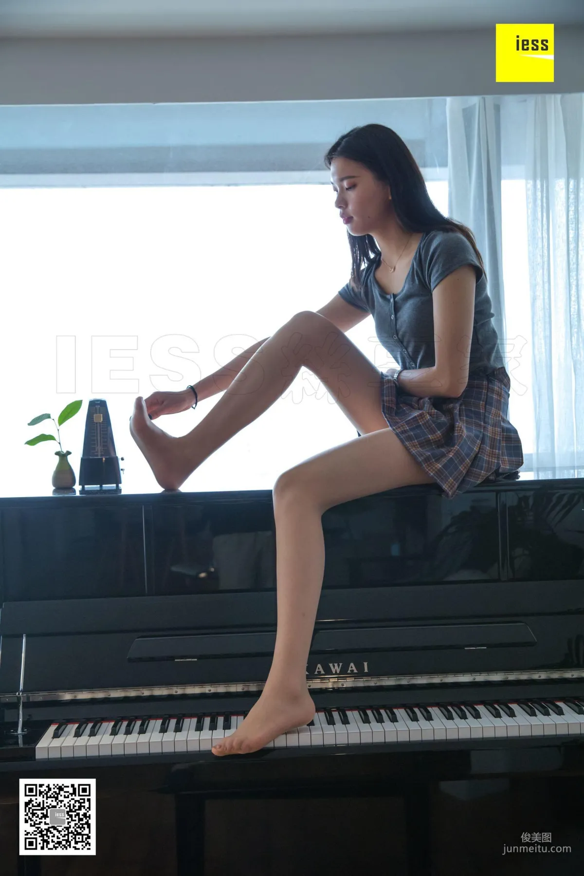 Qi Qi, Beautiful Feet on Black and White Keys [IESS] Silk Enjoyer 279 Photo Set photo 92