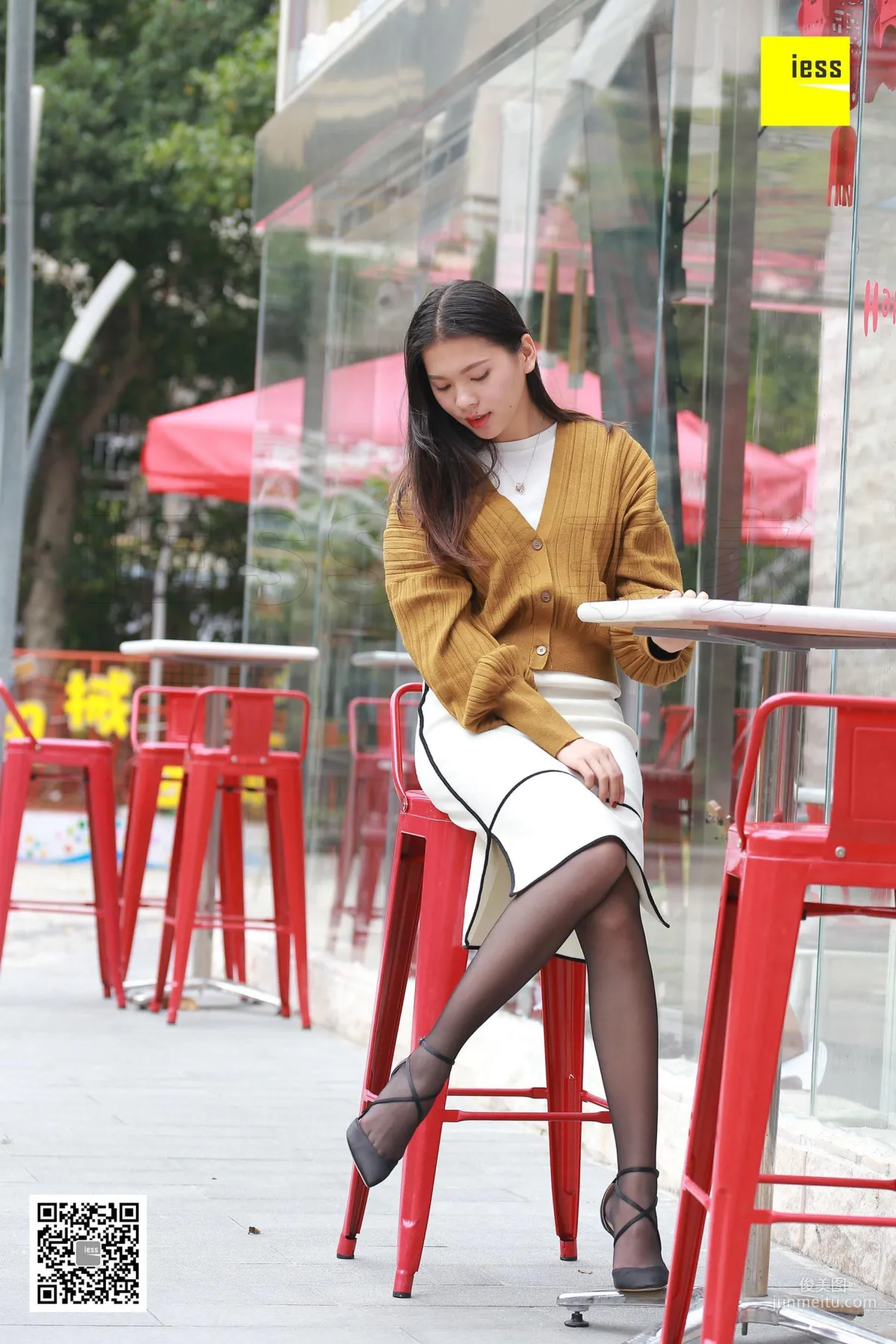 Qi Qi, The Black Stockings Beauty Waiting Alone [IESS] Silk Enjoyer 285 Photo Set photo 23