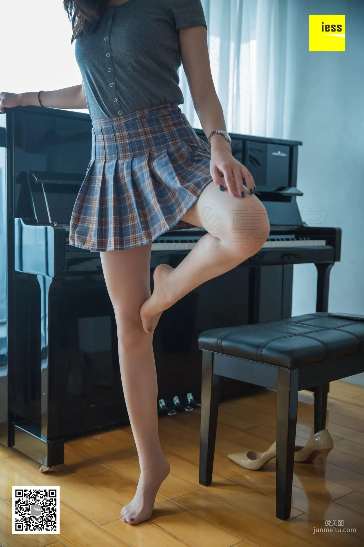 Qi Qi, Beautiful Feet on Black and White Keys [IESS] Silk Enjoyer 279 Photo Set photo 30