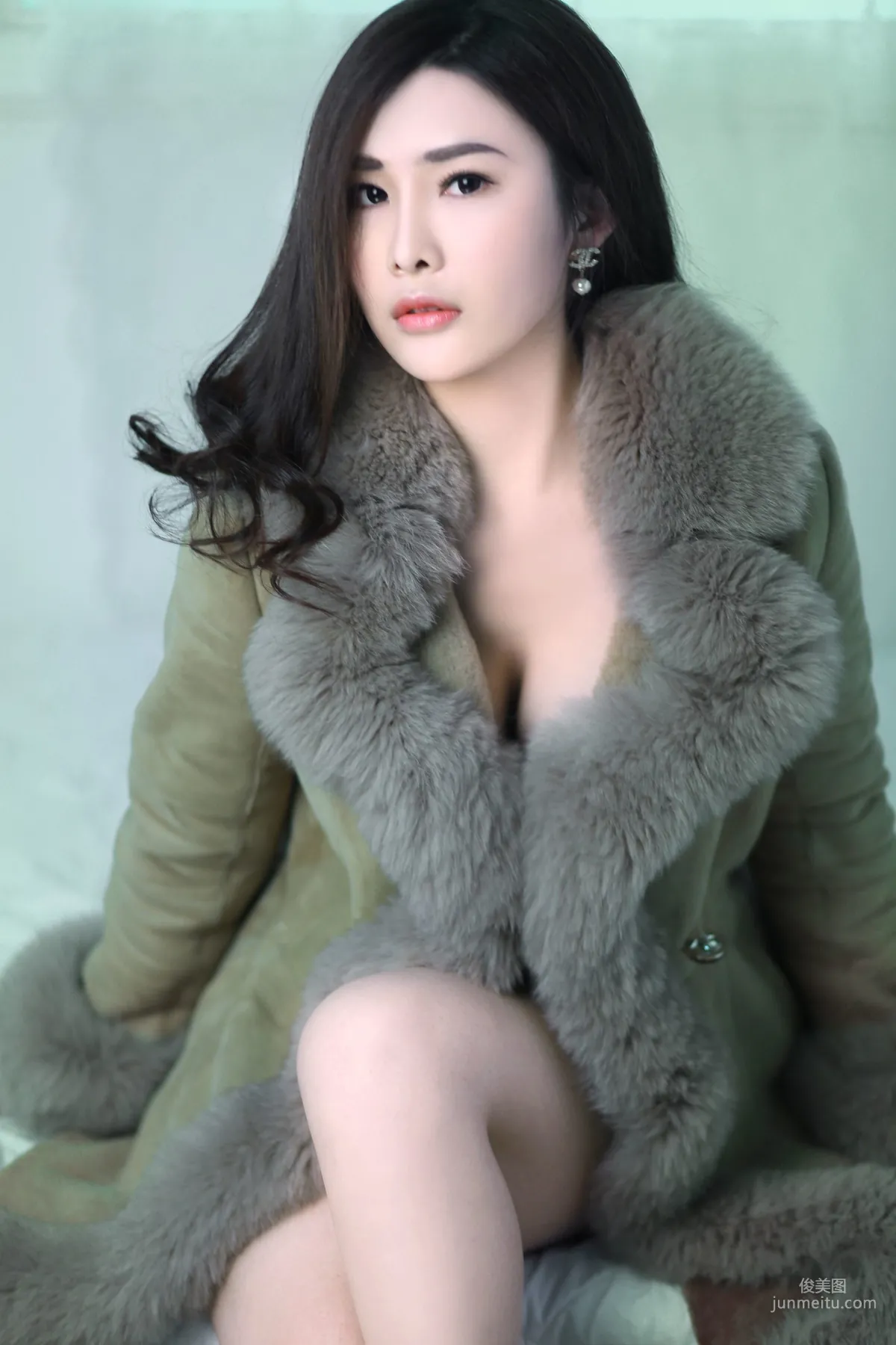闫盼盼《纯白妖姬》写真集6