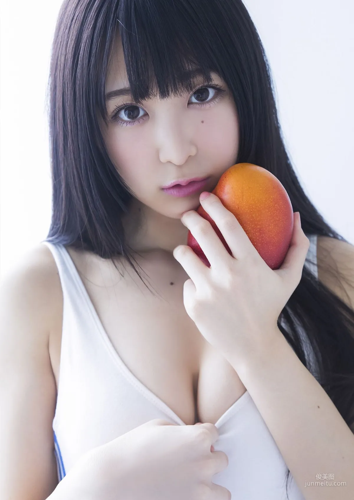真島なおみ「不思議な少女の秘密の花園」[PB] 写真集31