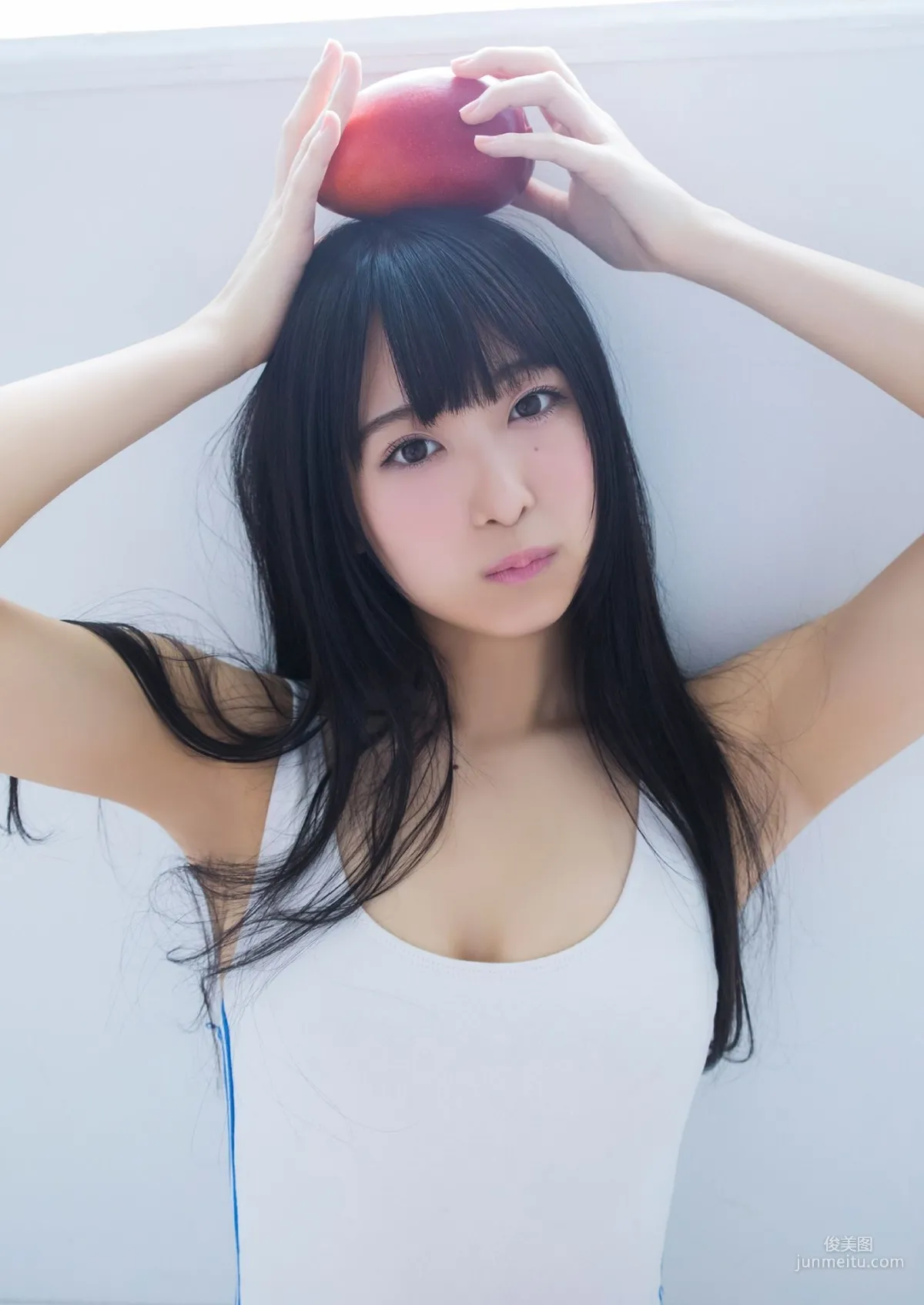 真島なおみ「不思議な少女の秘密の花園」[PB] 写真集32