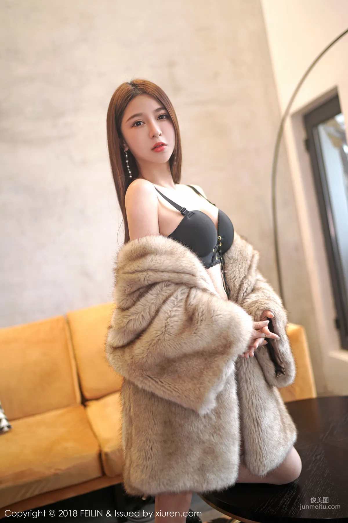 luna Zhang Jingyan, Fur and Beautiful Legs Goddess [FeiLin] VOL.165 Photo Set photo 19