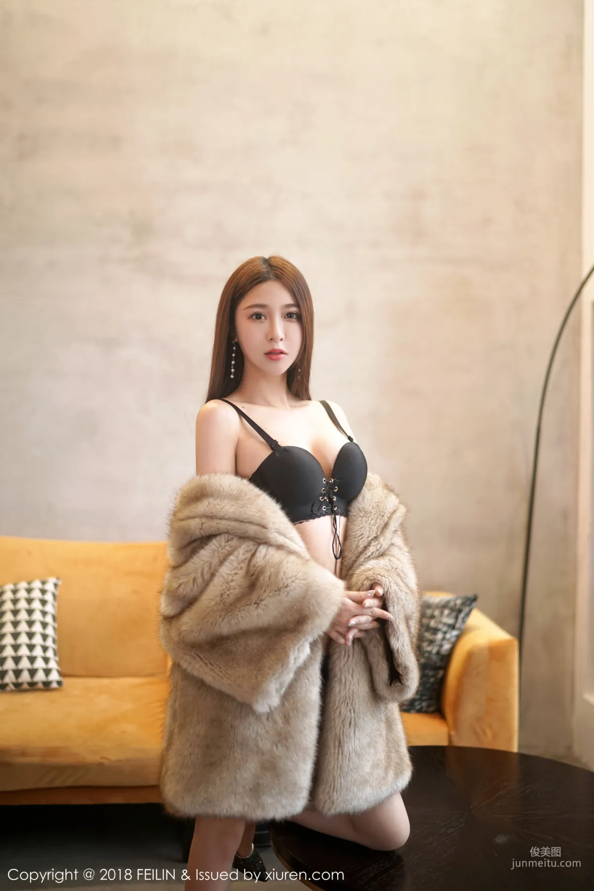 luna Zhang Jingyan, Fur and Beautiful Legs Goddess [FeiLin] VOL.165 Photo Set photo 18