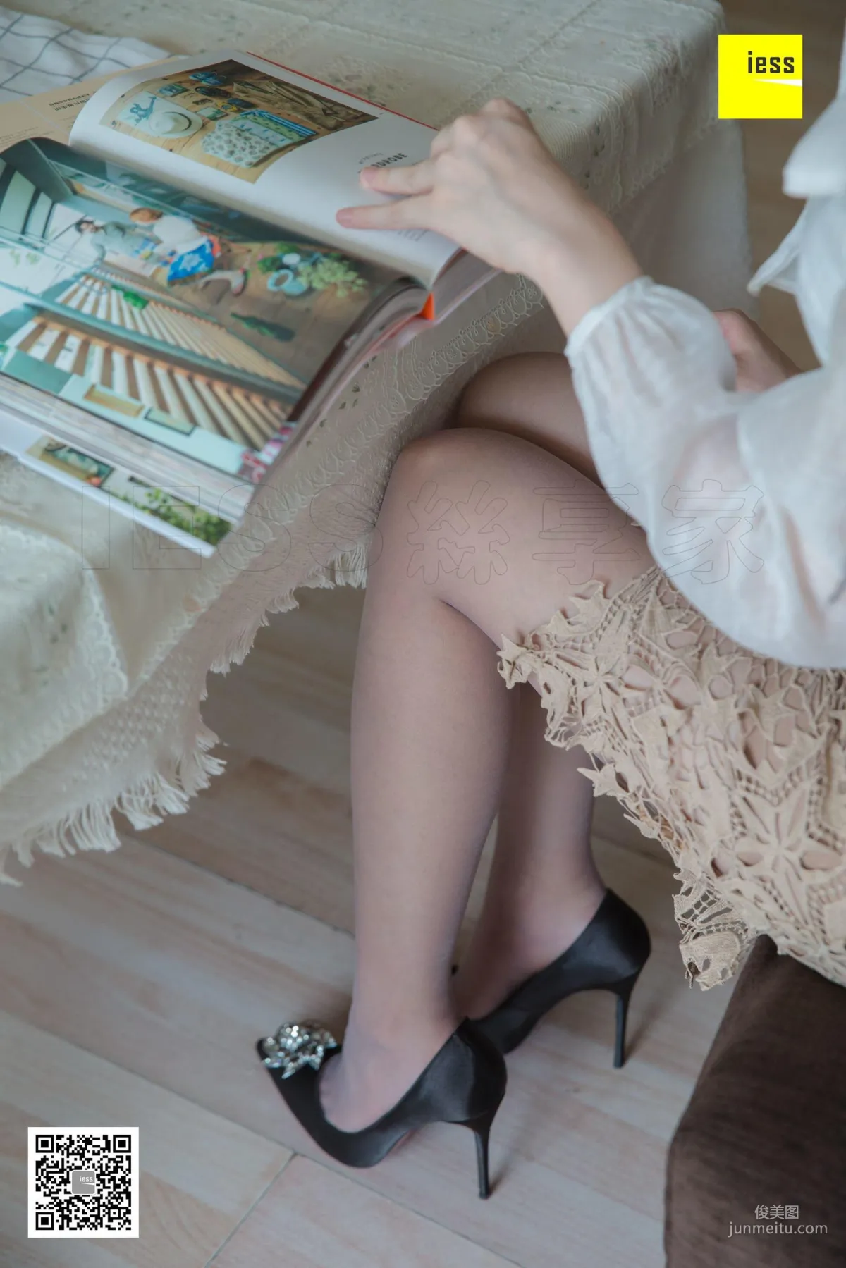 Wen Xin, Big Bear Also Likes Gray Stockings, [IESS] Silk Enjoyer 301 Beautiful Legs and Silk Feet Photo Set photo 23