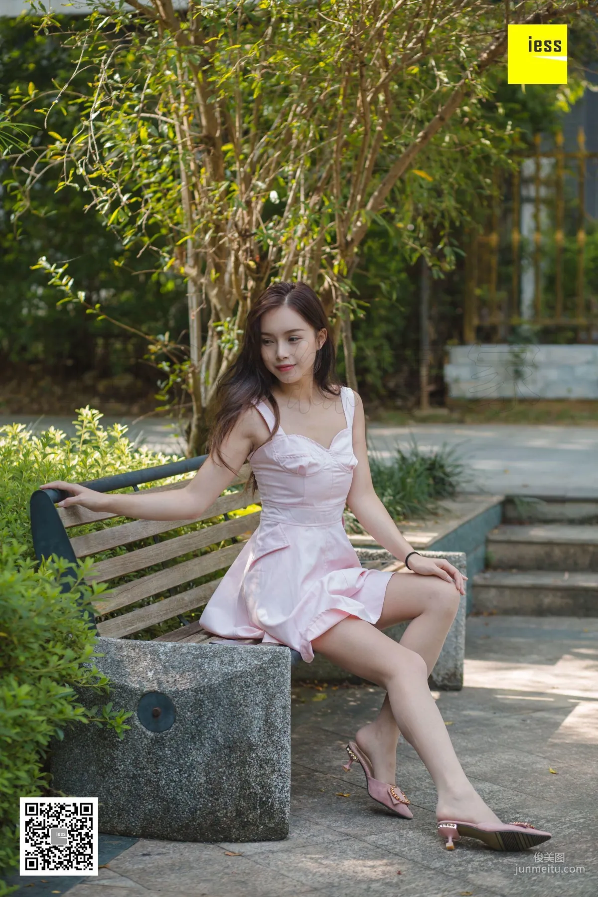 Xiao Yu, Xiao Yu's Sunbath in the Park [IESS] Silk Enjoyer 315, Beautiful Legs Photo Set photo 13
