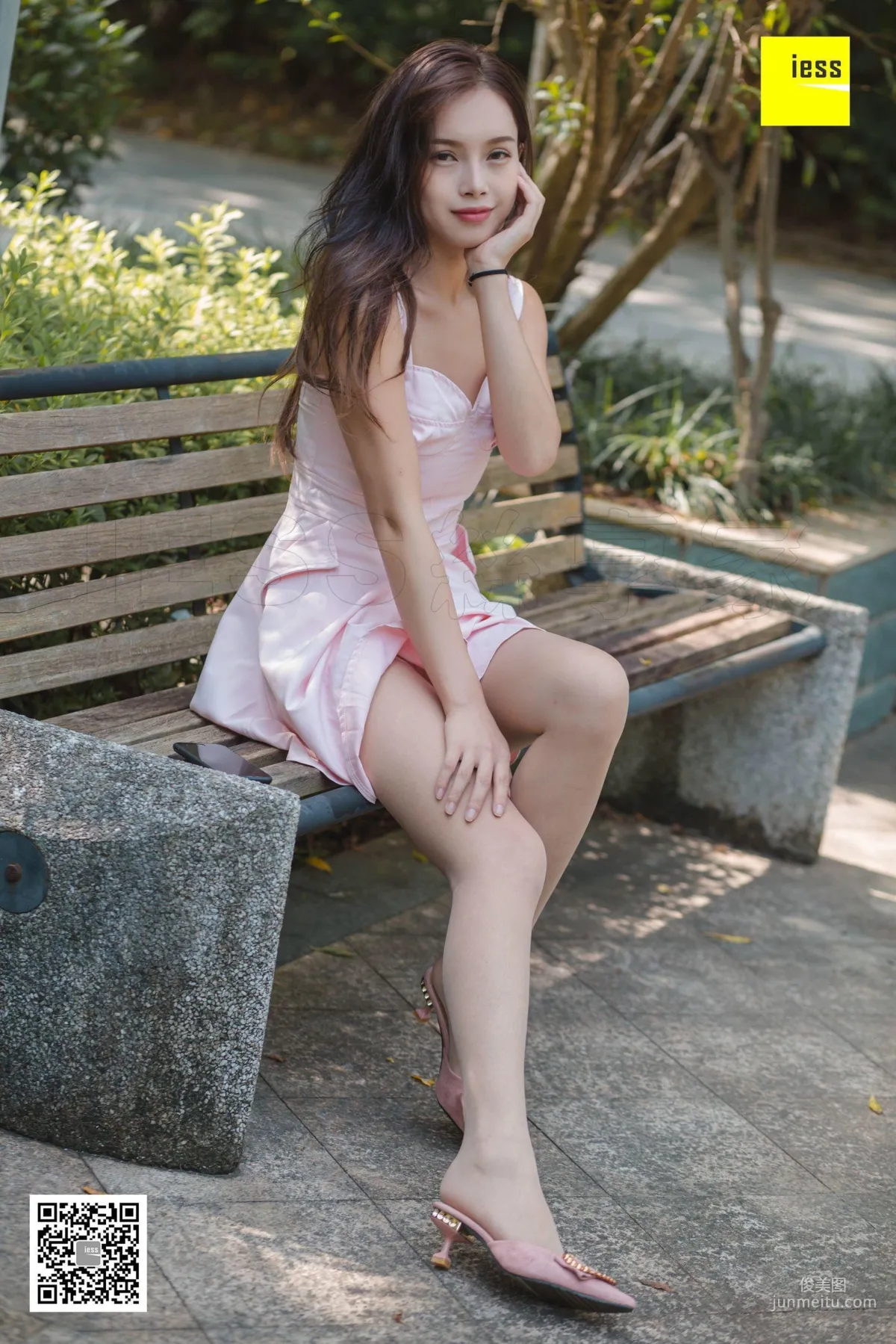 Xiao Yu, Xiao Yu's Sunbath in the Park [IESS] Silk Enjoyer 315, Beautiful Legs Photo Set photo 12