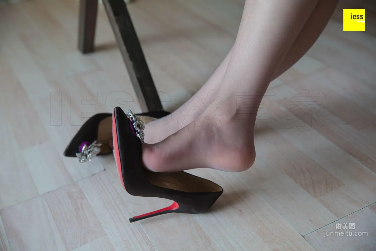 Wen Xin, Big Bear Also Likes Gray Stockings, [IESS] Silk Enjoyer 301 Beautiful Legs and Silk Feet Photo Set photo 17