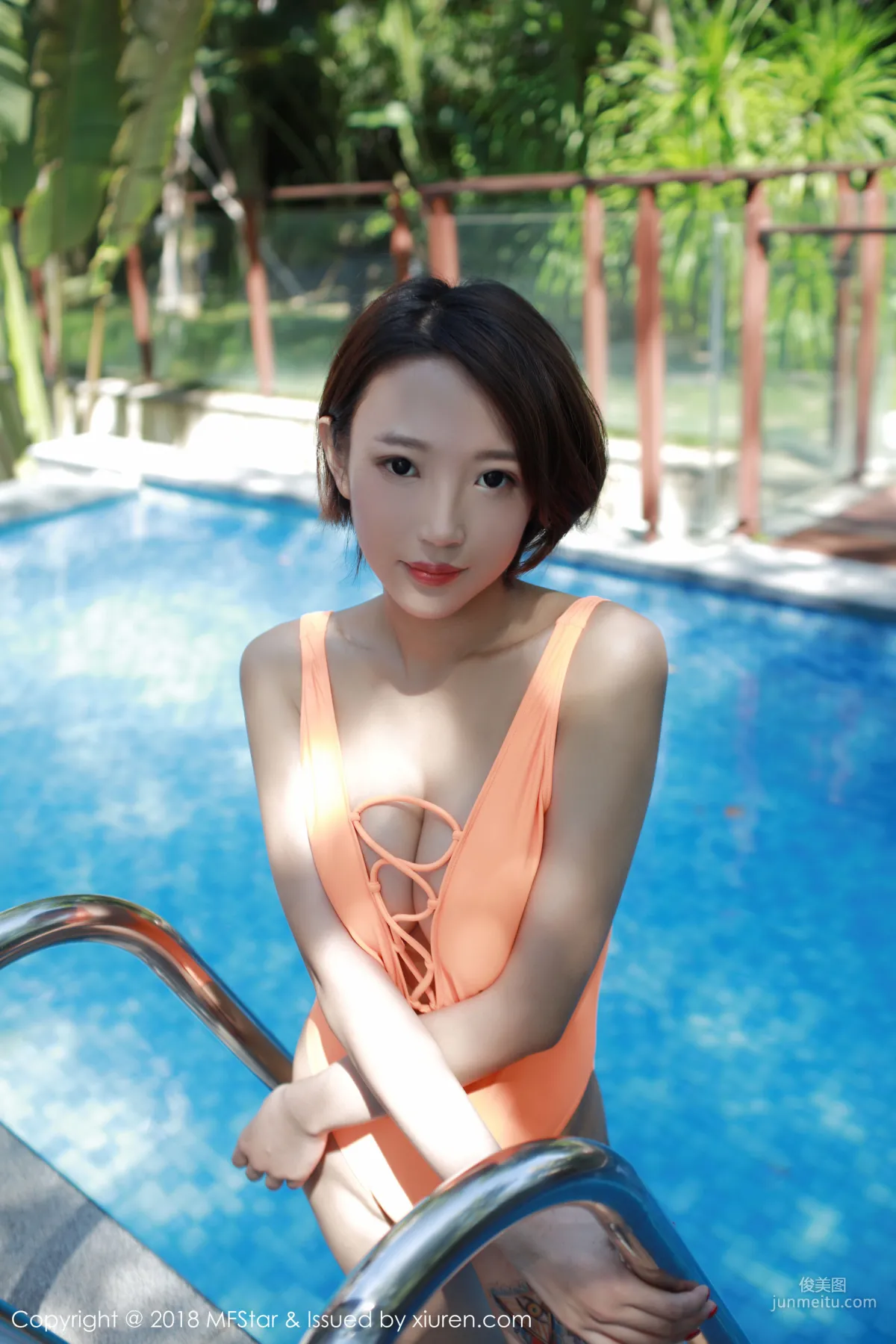 Lizi Riz Pool Wet Body Allure and Sexy Lingerie [MFStar] Vol.142 Photo Set photo 1
